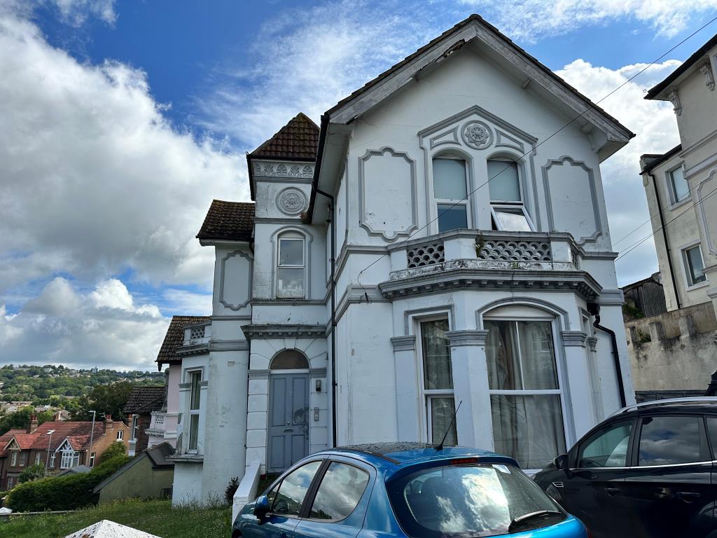 Lot: 11 - FREEHOLD BLOCK OF FOUR FLATS FOR INVESTMENT - Front of large period building.